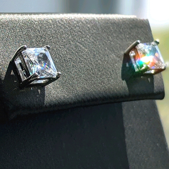 🔻5️⃣0️⃣% 💎 6MM AAA CUBIC ZIRCONIA PRINCESS CUT DIAMOND STUDS SILVER OVERLAY - Picture 3 of 4